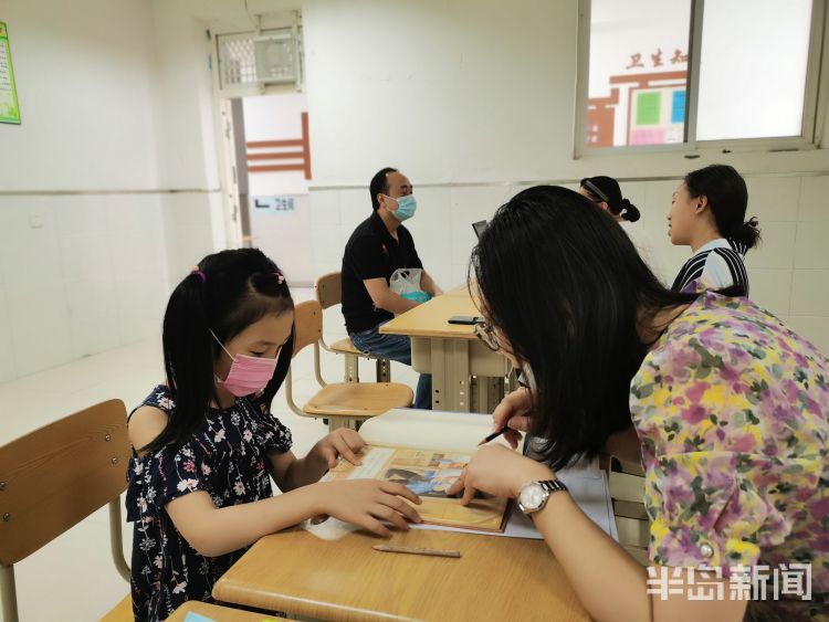 内行|青岛：外来娃小学报名家长越来越“内行” 确认效率大幅提高