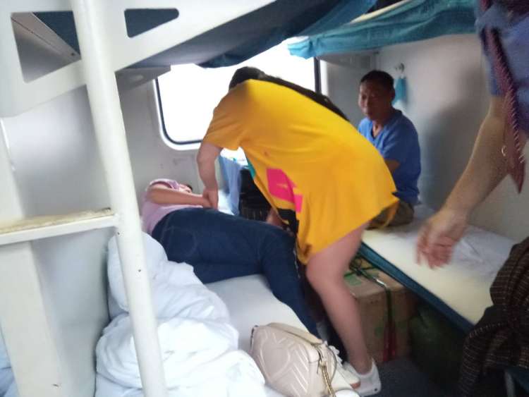 紧急|青岛开往成都火车上高龄孕妇先兆流产 站车联动紧急送医
