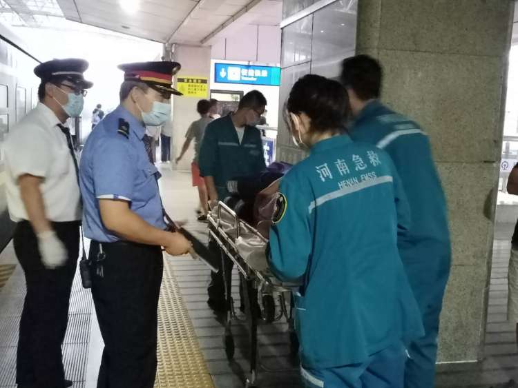 紧急|青岛开往成都火车上高龄孕妇先兆流产 站车联动紧急送医