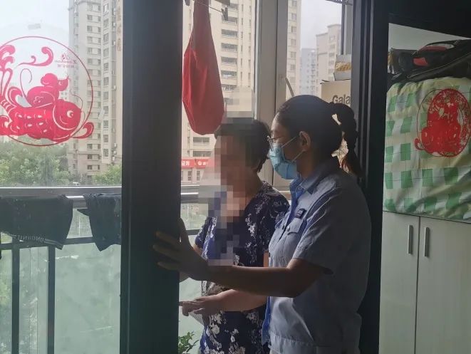 网格|崂山区中韩街道：居民家漏水急求助 网格员帮忙解忧愁