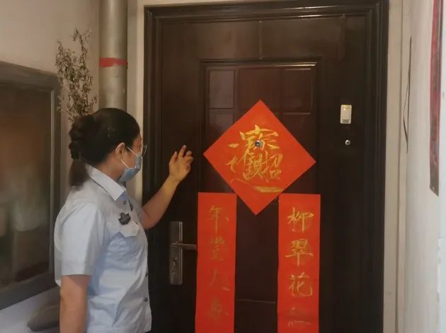 网格|崂山区中韩街道：居民家漏水急求助 网格员帮忙解忧愁