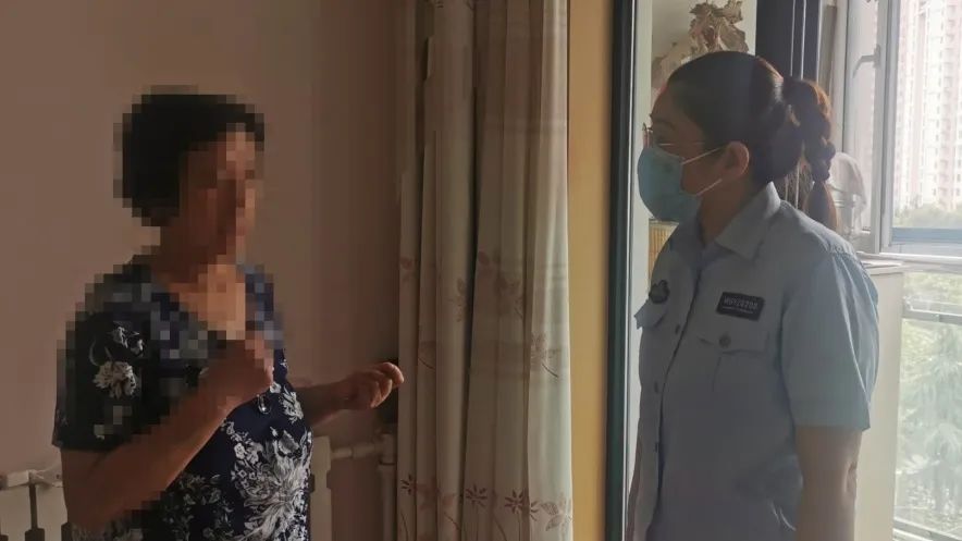 网格|崂山区中韩街道：居民家漏水急求助 网格员帮忙解忧愁