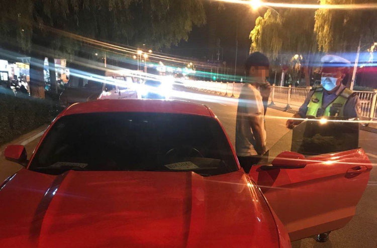 炸街|青岛男子为面子租车“炸街”被交警逮个正着 网友：彻底没面子了