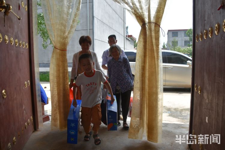 新闻追踪|新闻追踪｜小梁泽一家结束感恩之旅返回郯城 表示一定再回青报恩