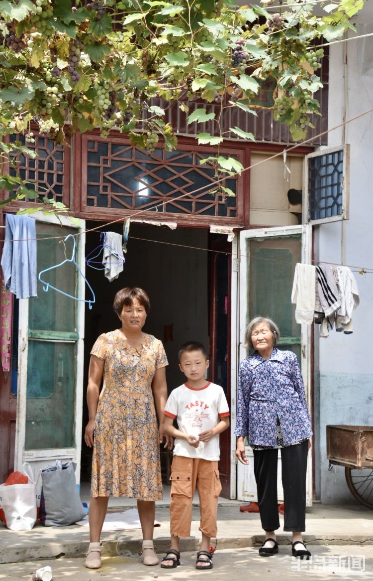 新闻追踪|新闻追踪｜小梁泽一家结束感恩之旅返回郯城 表示一定再回青报恩