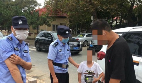 小女孩第三海水浴場走失 民警耐心幫忙找到家人