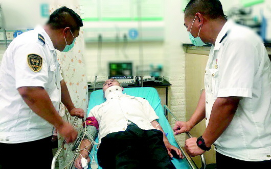 |青岛一公交司机驾车时突发疾病 昏迷前拼全力停好公交车