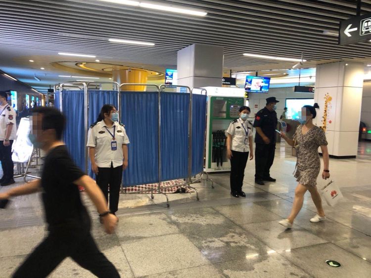 地铁站|早高峰2号线浮山所站乘客突然倒地抽搐 地铁工作人员紧急救助获赞暖心