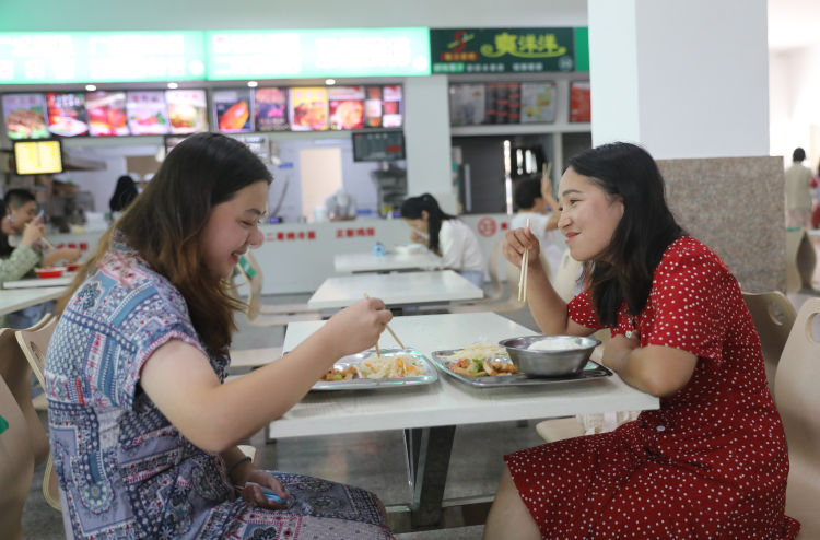 勤工|青岛科技大学：不少新疆学生暑期不回家 校园做勤工或备战考研