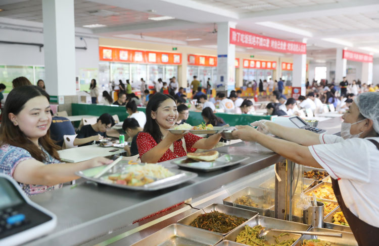 勤工|青岛科技大学：不少新疆学生暑期不回家 校园做勤工或备战考研