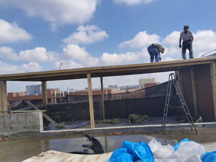 拆零|即墨豪第九号居民小区业主楼顶违规搭建阳光房 城管即查即拆零容忍