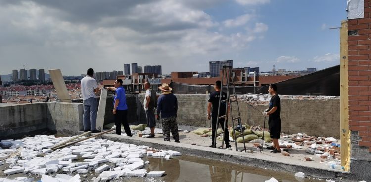 拆零|即墨豪第九号居民小区业主楼顶违规搭建阳光房 城管即查即拆零容忍