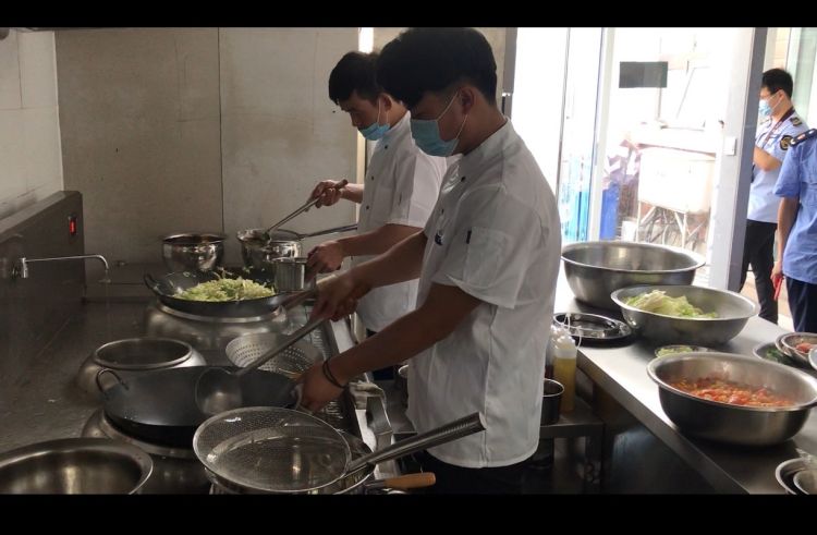 啤酒节|青岛国际啤酒节的“酒肴”有多少“安全密码”？记者走进啤酒大篷后厨探秘