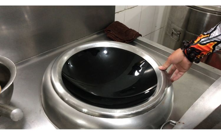 啤酒节|青岛国际啤酒节的“酒肴”有多少“安全密码”？记者走进啤酒大篷后厨探秘