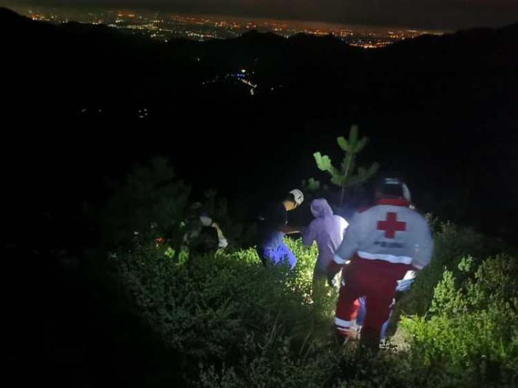 一狗|四人一狗被困三标山 青岛红十字蓝天救援队砍刀开路连夜搜救