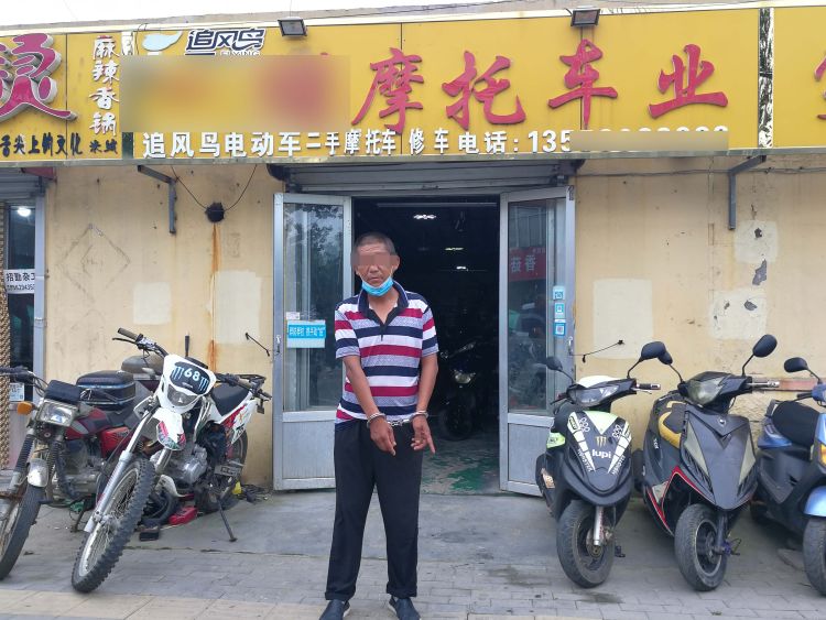 贼喊捉贼|黄岛区一男子偷电动车被发现 他竟质疑车主是骗子