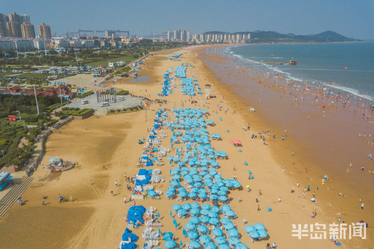 专属|西海岸新区金沙滩：一顶顶遮阳伞支起 成海岸线上的靓丽风景