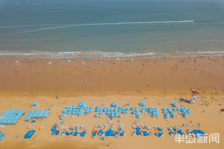 专属|西海岸新区金沙滩：一顶顶遮阳伞支起 成海岸线上的靓丽风景