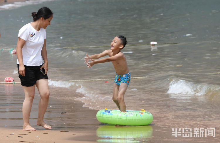 靓影|第三海水浴场：天气炎热 市民扎堆洗海澡