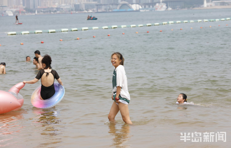 靓影|第三海水浴场：天气炎热 市民扎堆洗海澡