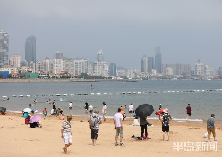 靓影|第三海水浴场：天气炎热 市民扎堆洗海澡