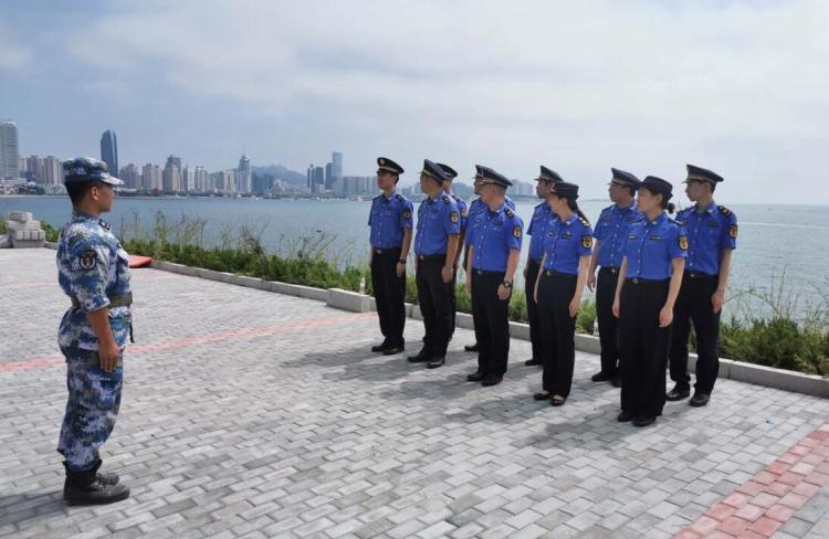 共庆|学习部队优良传统 市南区综合执法队员走进军营共庆八一