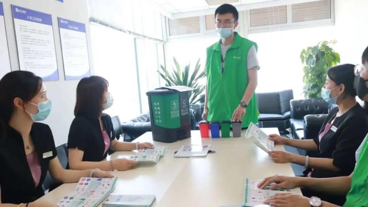 垃圾|市南区香港中路街道开展“党员白领公益行”垃圾分类活动