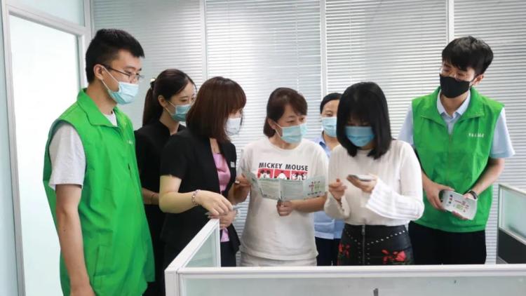 垃圾|市南区香港中路街道开展“党员白领公益行”垃圾分类活动