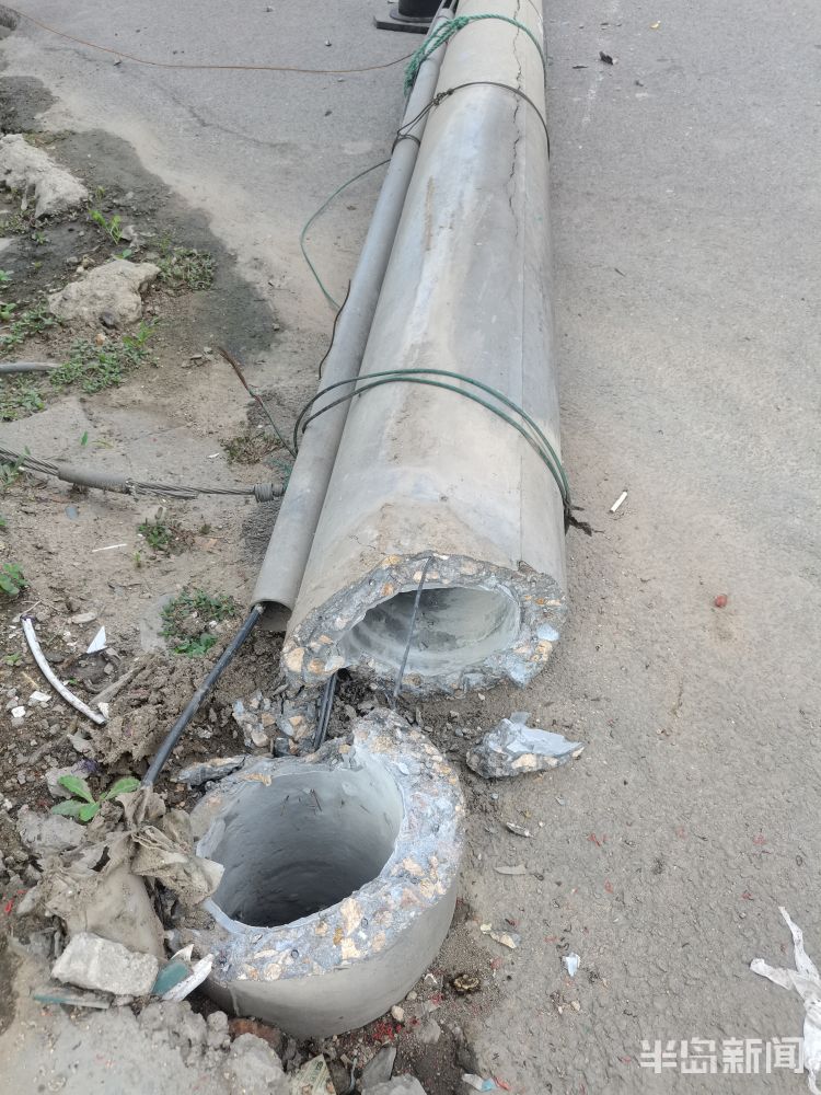 折倒|即墨区蓝鳌路考院村建新街上多根水泥通讯线杆同时折倒 严重影响居民通行