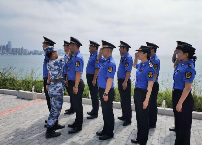 共庆|市南区综合行政执法局：学习部队优良传统 走进军营共庆八一