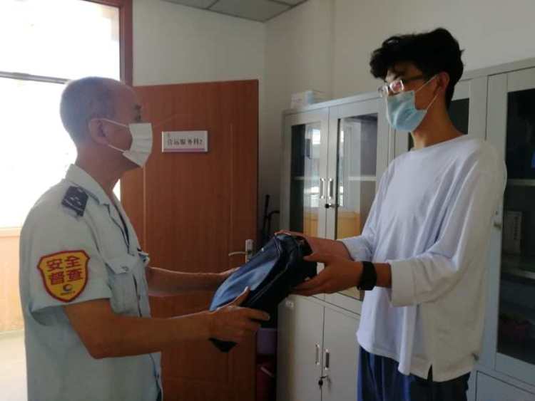 粗心|青岛30路驾驶员王守金：乘客粗心丢电脑 悉心保管将其归还