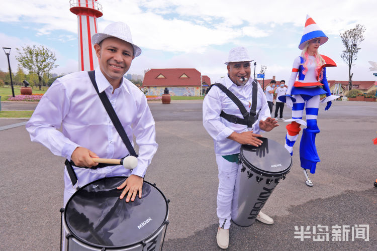 最炫|巴西草裙舞、非洲鼓表演、时装秀 金沙滩啤酒城最炫异域风来袭