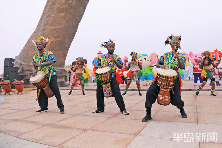 最炫|巴西草裙舞、非洲鼓表演、时装秀 金沙滩啤酒城最炫异域风来袭