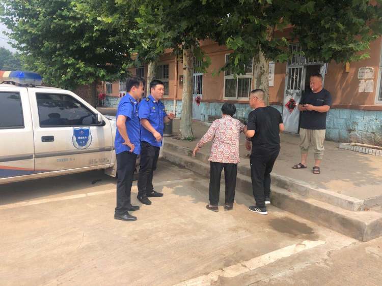 耄耋|耄耋老人大热天走失 即墨暖心城管送她回家