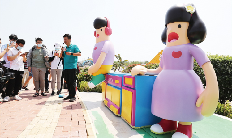 哈舅|青岛西海岸新区金沙滩啤酒城内“哈舅”请客 陪客满堂