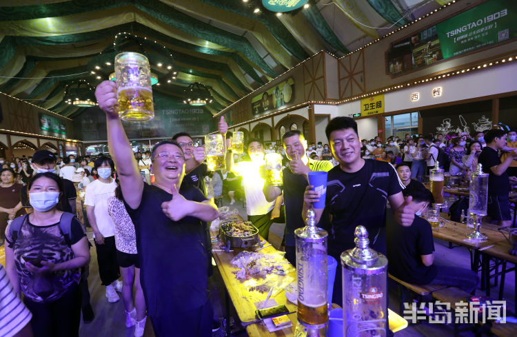 起来|哈起来！金沙滩啤酒城各个大篷内热闹纷呈