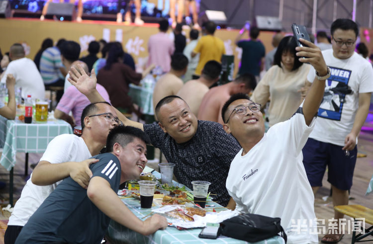 起来|哈起来！金沙滩啤酒城各个大篷内热闹纷呈