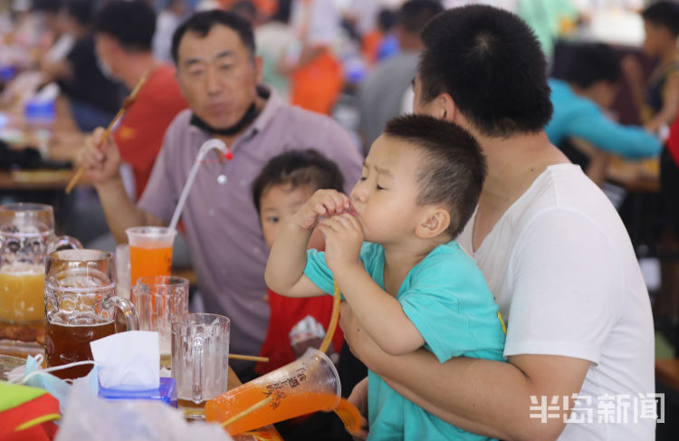 起来|哈起来！金沙滩啤酒城各个大篷内热闹纷呈