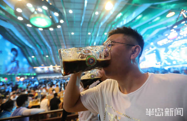 起来|哈起来！金沙滩啤酒城各个大篷内热闹纷呈