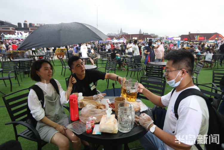 起来|哈起来！金沙滩啤酒城各个大篷内热闹纷呈