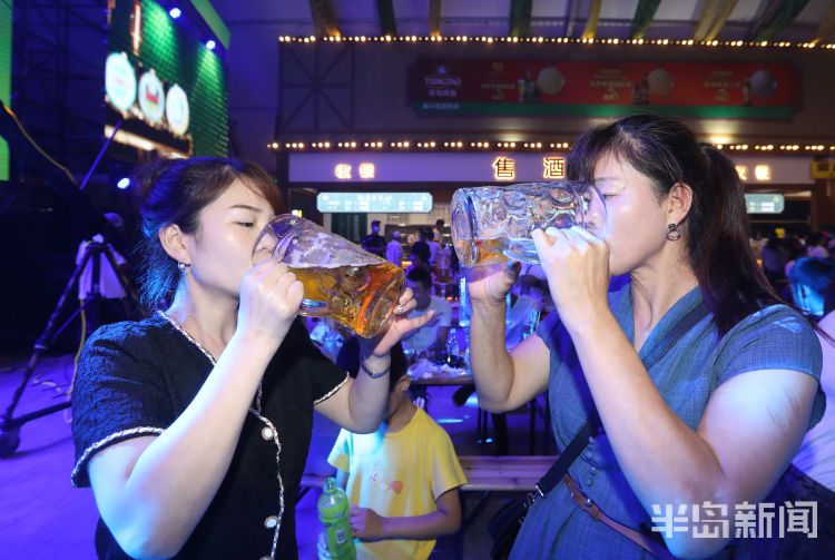 起来|哈起来！金沙滩啤酒城各个大篷内热闹纷呈