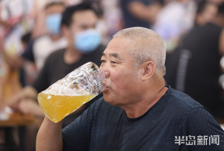 起来|哈起来！金沙滩啤酒城各个大篷内热闹纷呈