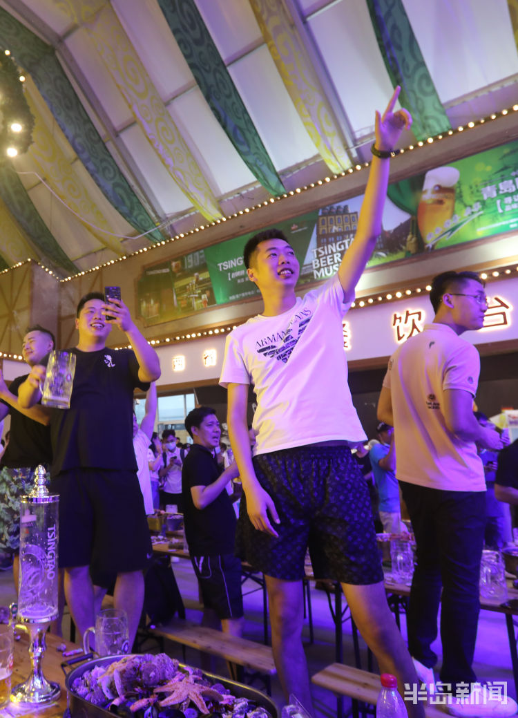 起来|哈起来！金沙滩啤酒城各个大篷内热闹纷呈