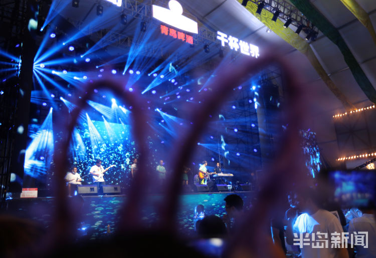 乘兴|青岛西海岸金沙滩啤酒城： 美酒美色美女 乘兴高兴尽兴