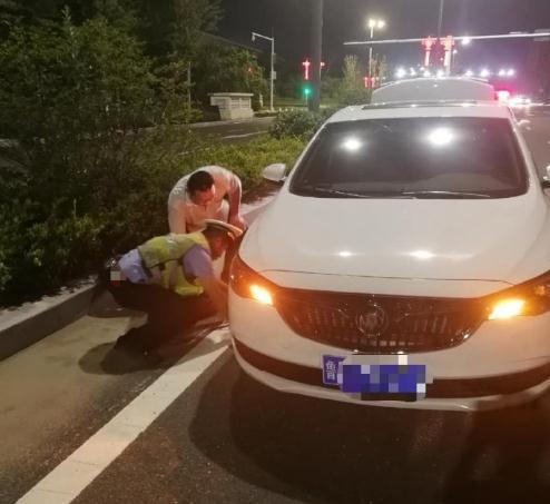 爆胎|路遇车辆爆胎 即墨执勤交警蹲地帮换备胎暖民心