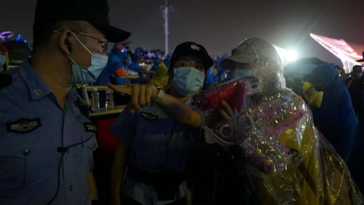 啤酒节|2500余名警力冒雨坚守 青岛公安护航啤酒节祝您“嗨啤”一夏