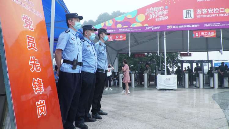 啤酒节|2500余名警力冒雨坚守 青岛公安护航啤酒节祝您“嗨啤”一夏