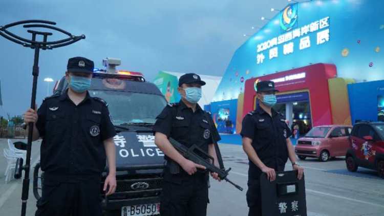 啤酒节|2500余名警力冒雨坚守 青岛公安护航啤酒节祝您“嗨啤”一夏