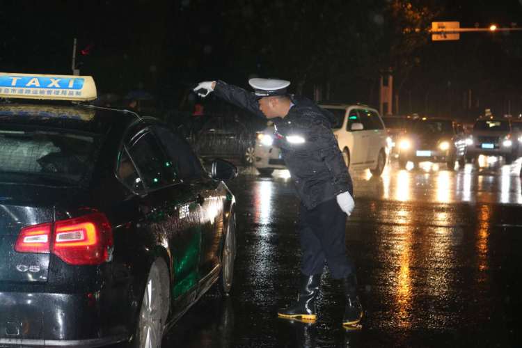 啤酒节|2500余名警力冒雨坚守 青岛公安护航啤酒节祝您“嗨啤”一夏