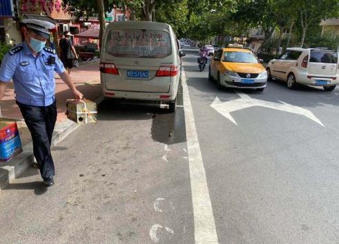 私占|青岛市北交警清理私占车位 有效净化停车环境